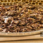 جمع آوری بره موم از زنبورهای عسل