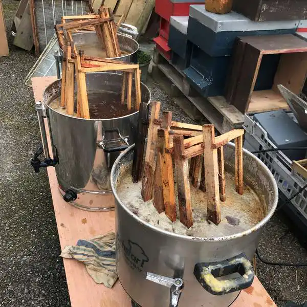 مخزن اول برای قاب های کثیف است ، دوم و سوم برای شستن در آب جوش و سودا