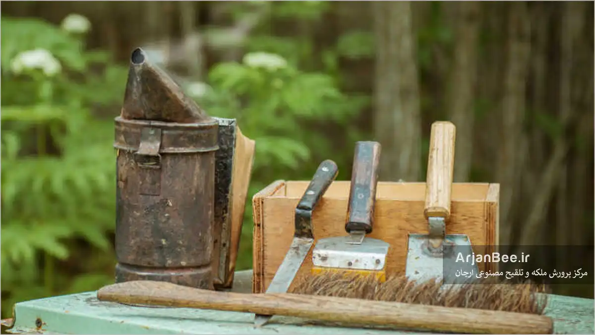 آموزش بازرسی کندو به همراه چک لیست رایگان 1 مجموعهای از تجهیزات زنبورداری که برای کمک به زنبوردار در بازرسی کندو آماده شدهاند