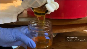 پر کردن شیشه های عسل از اکستراکتور