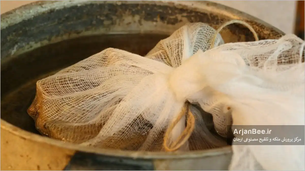 تصفیه کردن موم زنبور عسل